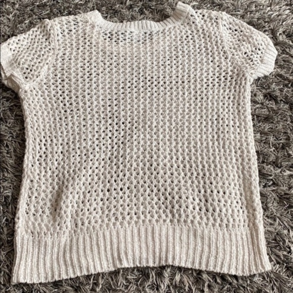 H&M white mesh style top see pics gently used. - Picture 2 of 4
